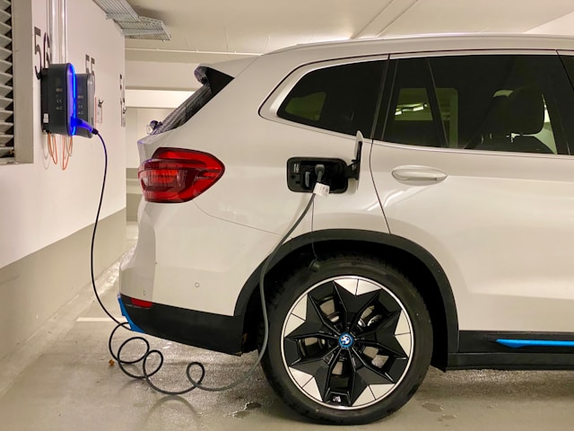Electric Cars vs Hybrid Cars: What’s Better in 2026?