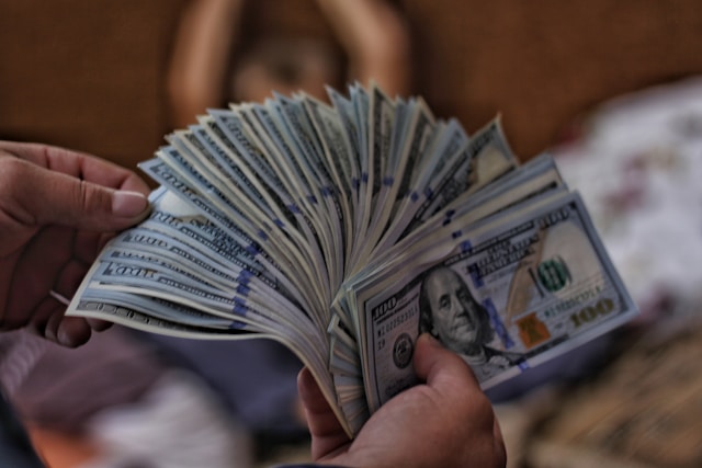 7 Best AI Side Hustles Making Money in the USA in 2026